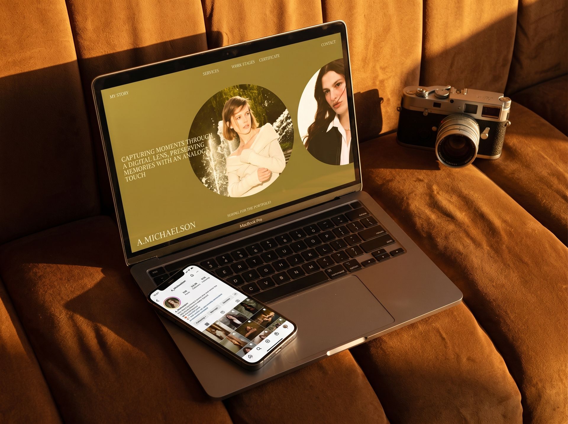 Laptop en smartphone met marketing content, social media en een fotocamera - Marketing suite