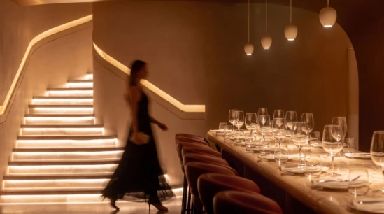Sfeervol luxe restaurant interieur met een elegant gedekte tafel en verlichte trap - Horeca & restaurants