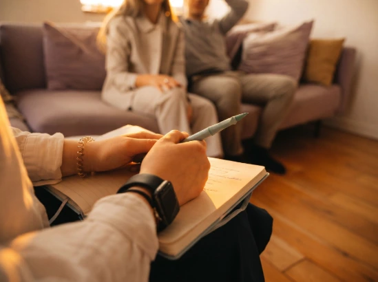 Therapeut maakt aantekeningen tijdens een consult met een echtpaar - Digitale GGZ