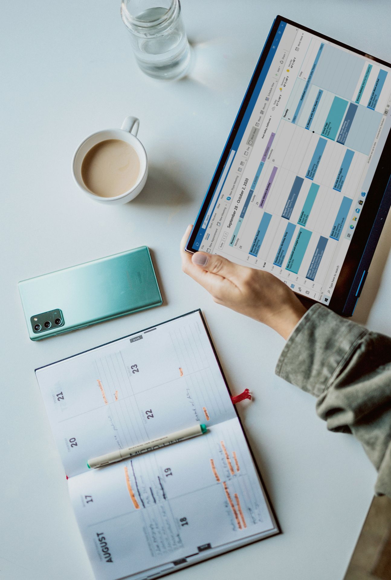 Digitale planning op een laptop en een fysieke agenda die de privacyvriendelijke verwerking van afwezigheid en behandelcapaciteit illustreren.