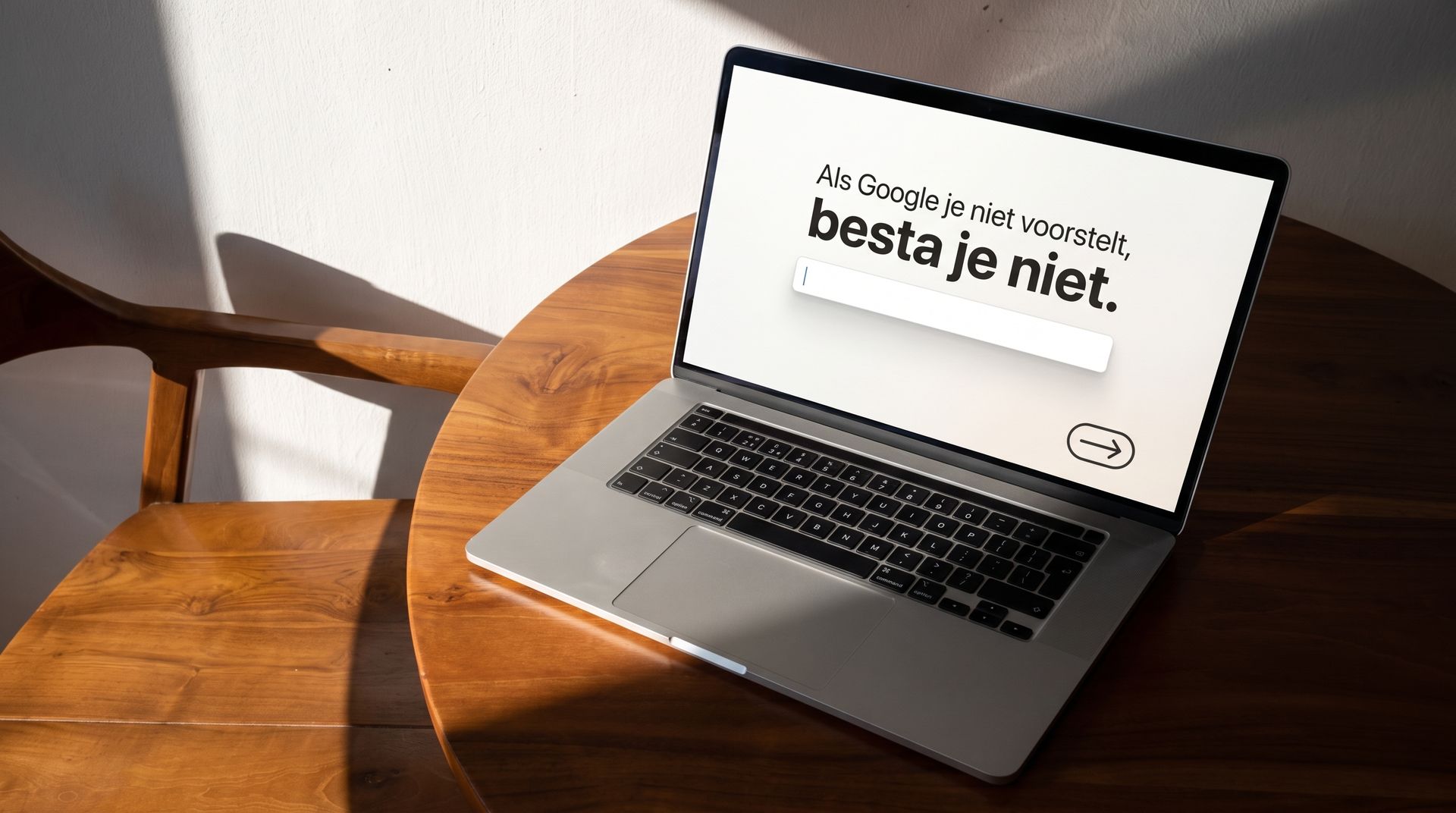 Eerst begrijpen waarop je gevonden wilt worden: commerciële zoekintentie en SEO-keuzes Google zoekbalk op laptopscherm met tekst over online vindbaarheid