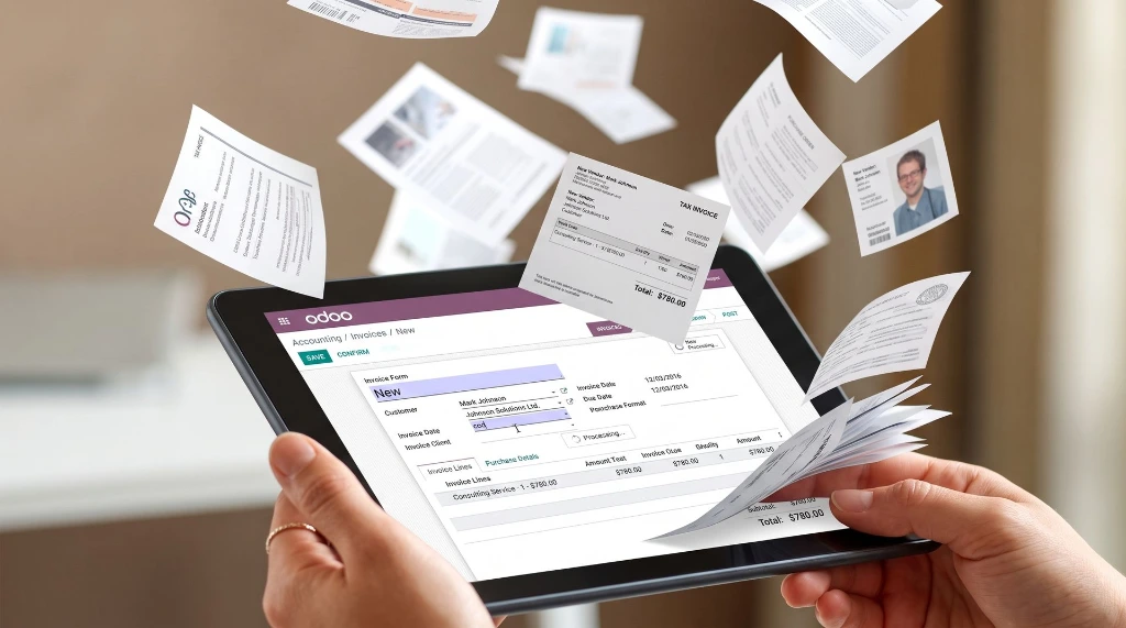 Tablet in de hand met het Odoo-systeem omringd door vliegende digitale documenten. Odoo geautomatiseerde factuurverwerking en administratie door Newconomie