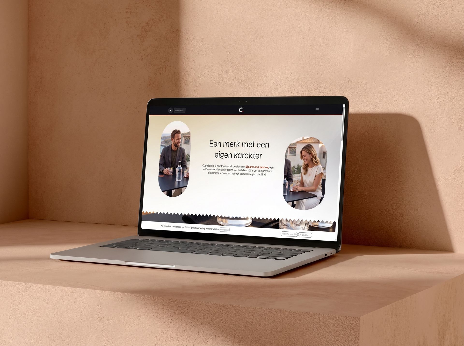 Praktijkcase Capo Spirits: CRM, verkoop en webshop in één Odoo-omgeving door Newconomie Laptop met de website en commerciële Odoo CRM workflow van Capo Spirits gerealiseerd door Newconomie