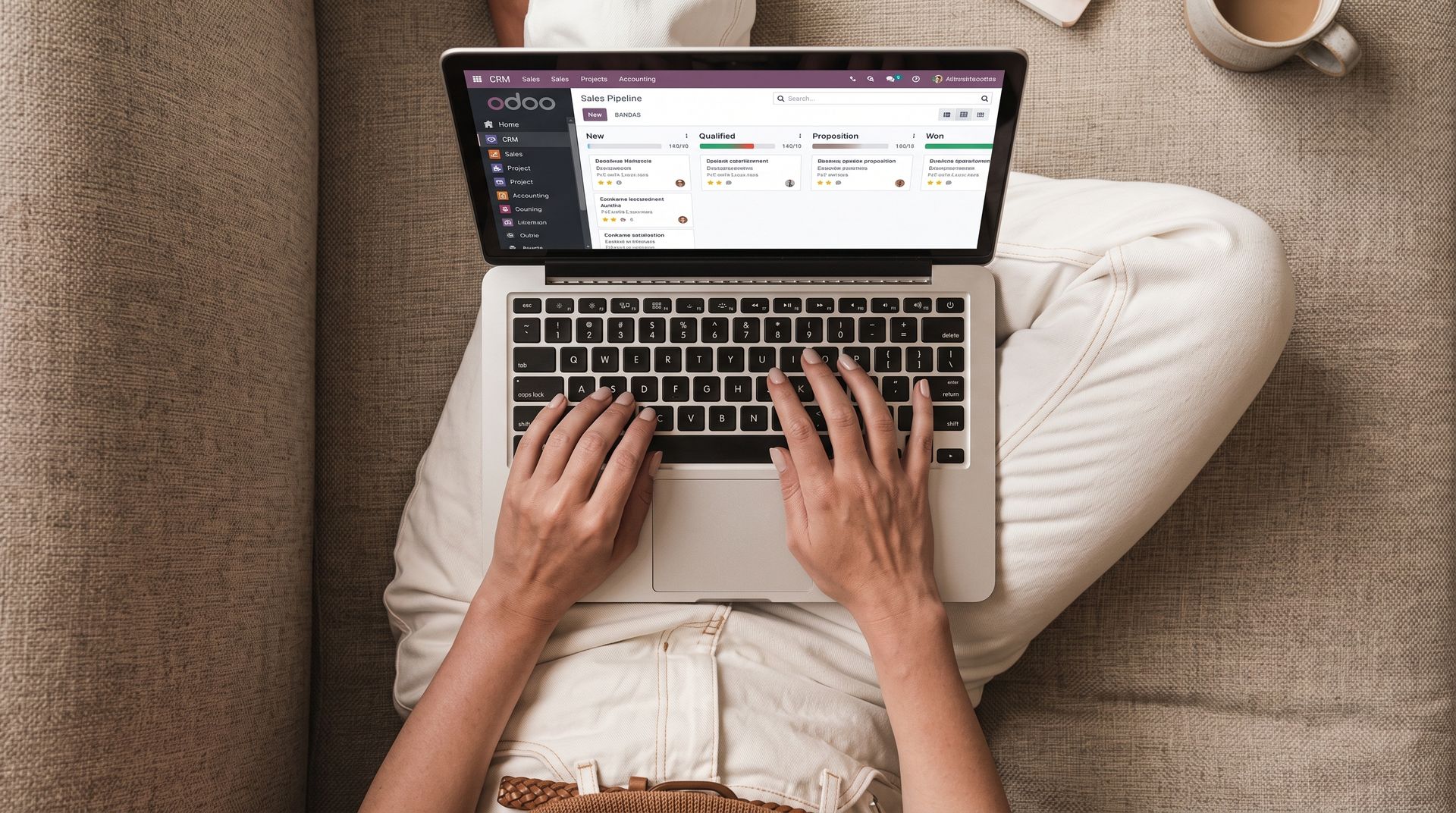 Persoon zit comfortabel op de bank te werken aan backoffice-taken op een laptop met Odoo. Odoo backoffice werkzaamheden structureel uitbesteden aan Newconomie"
