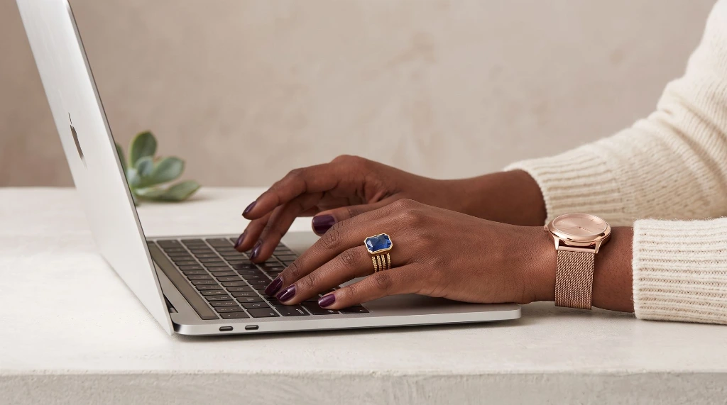Detailopname van een medewerker die rustig en gefocust werkt op een laptop. Odoo backoffice uitbesteden en administratieve rust via Newconomie